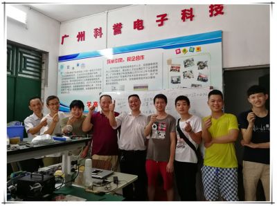 培訓(xùn)師在課間與學(xué)員合影